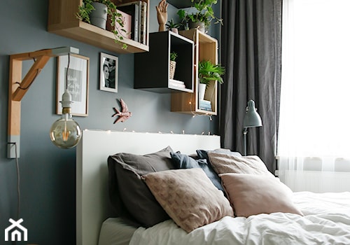 Sypialnia - Mała biała czarna sypialnia, styl skandynawski - zdjęcie od mrspolkadot