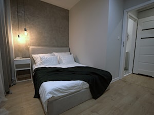 Mieszkanie w stonowanych barwach pod sprzedaż - Średnia czarna szara sypialnia, styl skandynawski - zdjęcie od Ewa Karczewska Interiors