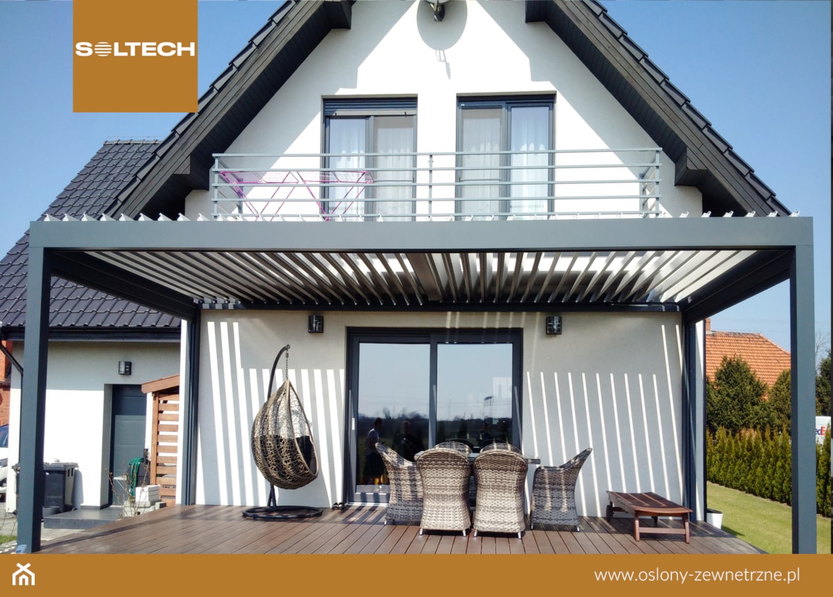 Pergola tarasowa lamelowa z roletami screen - realizacja SOLTECH Warszawa - zdjęcie od SOLTECH Sp. z o.o. - Homebook