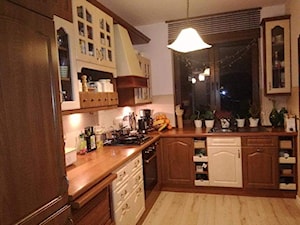 Metamorfoza kuchni - Średnia zamknięta biała szara z zabudowaną lodówką z lodówką wolnostojącą z nablatowym zlewozmywakiem kuchnia w kształcie litery l z oknem, styl tradycyjny - zdjęcie od Dorota Tomczak