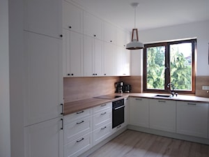 Metamorfoza kuchni - Średnia otwarta biała z zabudowaną lodówką z lodówką wolnostojącą z nablatowym zlewozmywakiem kuchnia w kształcie litery l z oknem, styl skandynawski - zdjęcie od Dorota Tomczak