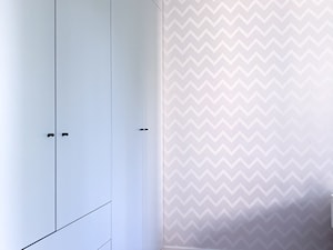 Metamorfoza mieszkania na Warszawskiej Pradze - Mała biała szara sypialnia, styl skandynawski - zdjęcie od Ola Dąbrowska 13
