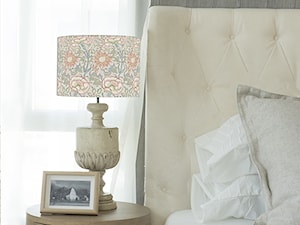 Mała biała sypialnia, styl vintage - zdjęcie od Lampidarium