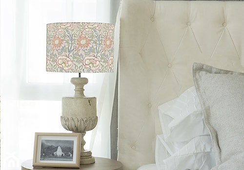 Mała biała sypialnia, styl vintage - zdjęcie od Lampidarium