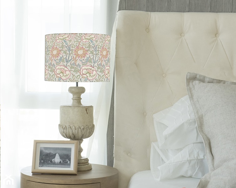 Mała biała sypialnia, styl vintage - zdjęcie od Lampidarium - Homebook
