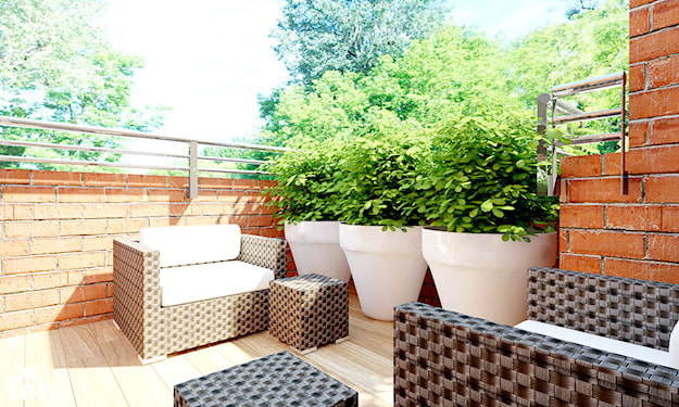 deska tarasowa na balkonie z roślinami w białych donicach