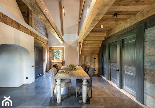 Dom podcieniowy – Mikoszewo - Duża biała jadalnia jako osobne pomieszczenie, styl rustykalny - zdjęcie od Magdalena Ubysz - Fotografia architektury i wnętrz
