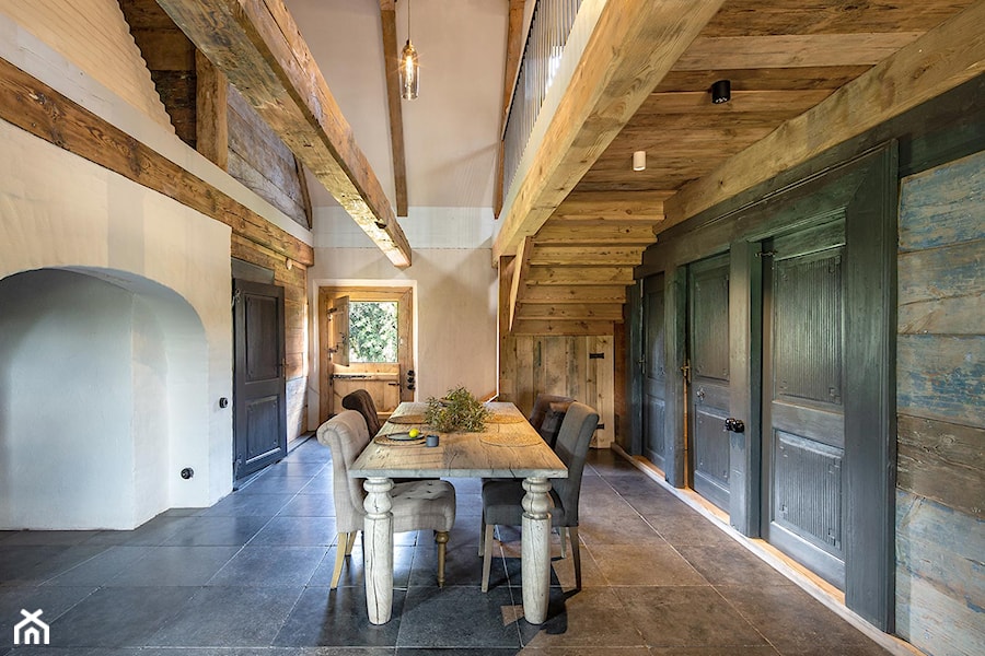Dom podcieniowy – Mikoszewo - Duża biała jadalnia jako osobne pomieszczenie, styl rustykalny - zdjęcie od Magdalena Ubysz - Fotografia architektury i wnętrz