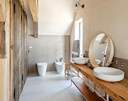 Dom podcieniowy – Mikoszewo - Średnia z dwoma umywalkami łazienka z oknem, styl rustykalny - zdjęcie od Magdalena Ubysz - Fotografia architektury i wnętrz - Homebook