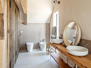 Dom podcieniowy – Mikoszewo - Średnia z dwoma umywalkami łazienka z oknem, styl rustykalny - zdjęcie od Magdalena Ubysz - Fotografia architektury i wnętrz