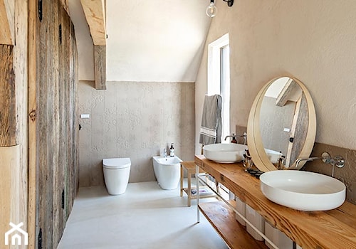 Dom podcieniowy – Mikoszewo - Średnia z dwoma umywalkami łazienka z oknem, styl rustykalny - zdjęcie od Magdalena Ubysz - Fotografia architektury i wnętrz