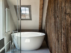 Dom podcieniowy – Mikoszewo - Mała na poddaszu łazienka z oknem, styl rustykalny - zdjęcie od Magdalena Ubysz - Fotografia architektury i wnętrz