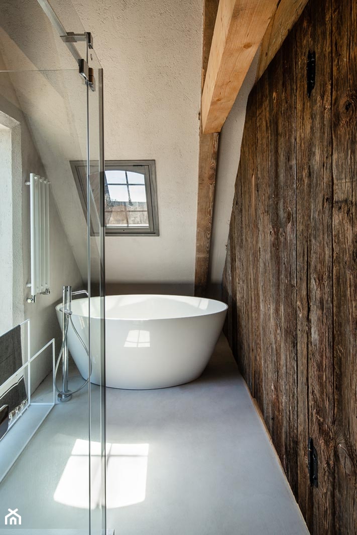 Dom podcieniowy – Mikoszewo - Mała na poddaszu łazienka z oknem, styl rustykalny - zdjęcie od Magdalena Ubysz - Fotografia architektury i wnętrz