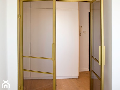 Aranżacje wnętrz - Hol / Przedpokój: Szklane drzwi w złotej ramie - Sophie Homestyle . Przeglądaj, dodawaj i zapisuj najlepsze zdjęcia, pomysły i inspiracje designerskie. W bazie mamy już prawie milion fotografii!
