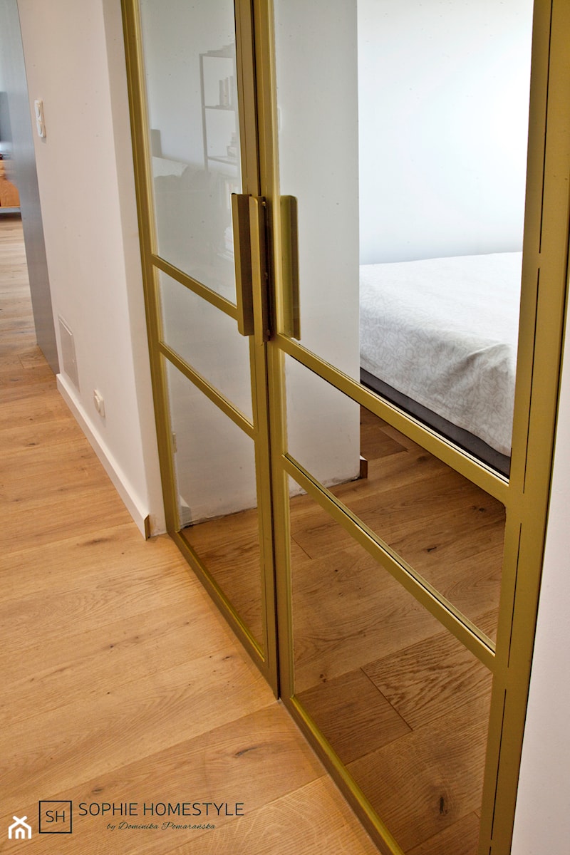 Szklane drzwi w złotej ramie - zdjęcie od Sophie Homestyle