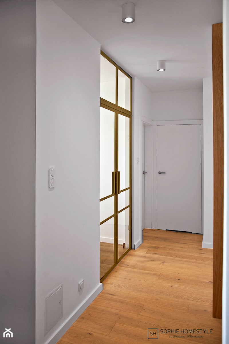 Szklane drzwi w złotej ramie - zdjęcie od Sophie Homestyle
