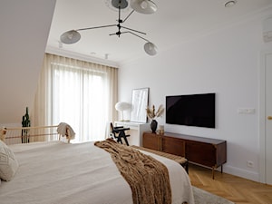 Eklektyczny dom - Średnia biała z biurkiem z miejscem do pracy sypialnia na poddaszu, styl nowoczes ... - zdjęcie od Paweł Maj