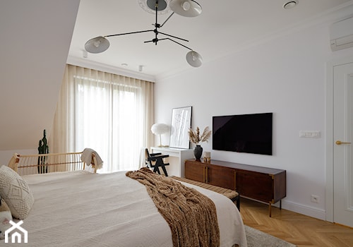 Eklektyczny dom - Średnia biała z biurkiem z miejscem do pracy sypialnia na poddaszu, styl nowoczesny - zdjęcie od Paweł Maj