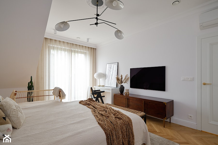 Eklektyczny dom - Średnia biała z biurkiem z miejscem do pracy sypialnia na poddaszu, styl nowoczesny - zdjęcie od Paweł Maj
