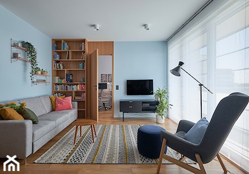 Mieszkanie w Krakowie - Średni niebieski salon z bibiloteczką, styl nowoczesny - zdjęcie od Paweł Maj
