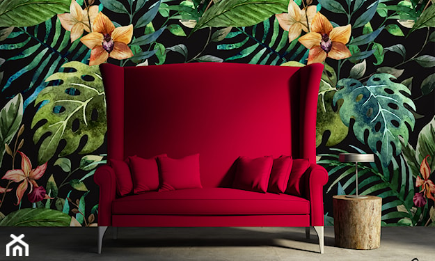 czerwona sofa i tapeta z tropikalnym wzorem