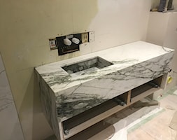 Kamienne blaty łazienkowe z marmurowym zlewem - zdjęcie od Strefakamienia.art - Homebook