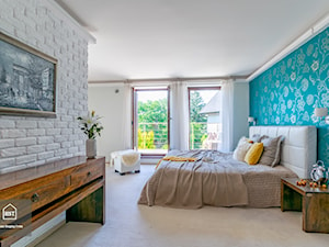Dom z ogrodem - stylizacja do zdjęć - Duża niebieska szara sypialnia - zdjęcie od Home Staging Team