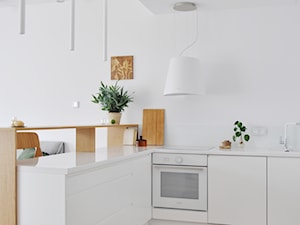 Apartament OVO - Średnia otwarta z salonem z kamiennym blatem biała z zabudowaną lodówką z podblatowym zlewozmywakiem kuchnia w kształcie litery l z kompozytem na ścianie nad blatem kuchennym, styl minimalistyczny - zdjęcie od Madde studio