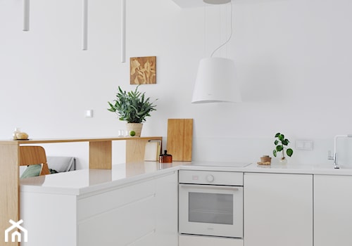 Apartament OVO - Średnia otwarta z salonem z kamiennym blatem biała z zabudowaną lodówką z podblatowym zlewozmywakiem kuchnia w kształcie litery l z kompozytem na ścianie nad blatem kuchennym, styl minimalistyczny - zdjęcie od Madde studio
