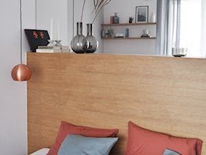 Apartament OVO - Mała biała sypialnia, styl nowoczesny - zdjęcie od Madde studio