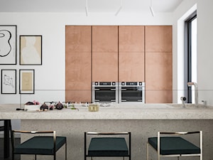 Apartament - Duża otwarta z kamiennym blatem biała z zabudowaną lodówką z nablatowym zlewozmywakiem kuchnia dwurzędowa z oknem, styl nowoczesny - zdjęcie od Madde studio