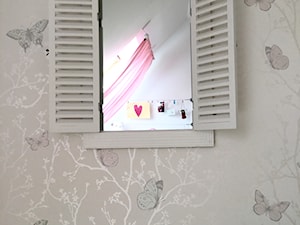 Dom w Mysiadle - Średni biały szary pokój dziecka dla dziecka dla nastolatka dla dziewczynki - zdjęcie od Projektownia MJS