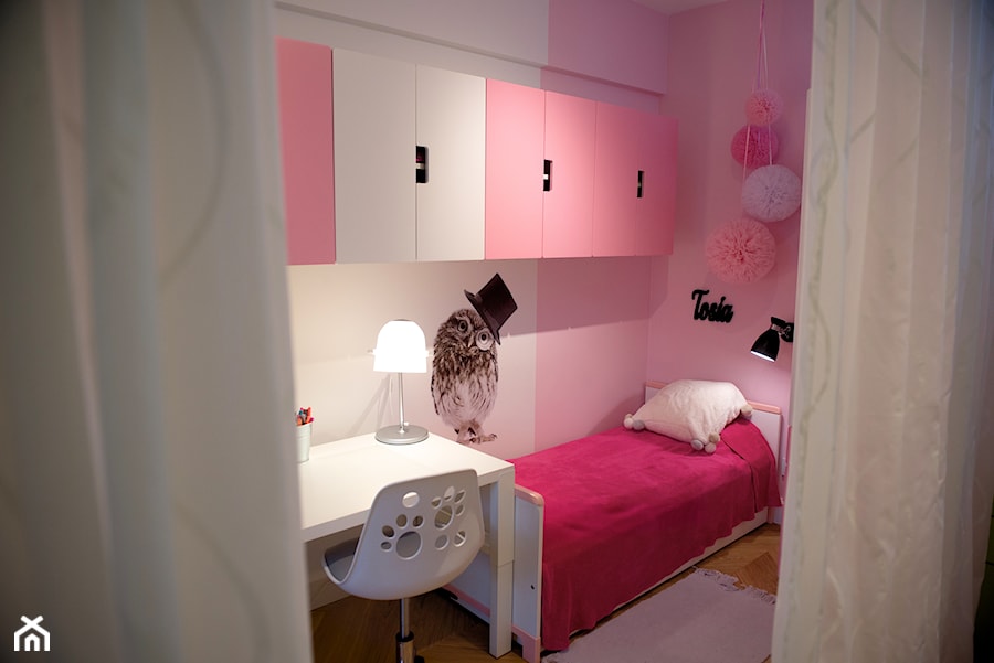 Mieszkanie na Szczęśliwicach - Mały różowy pokój dziecka dla dziecka dla nastolatka dla dziewczynki - zdjęcie od Projektownia MJS