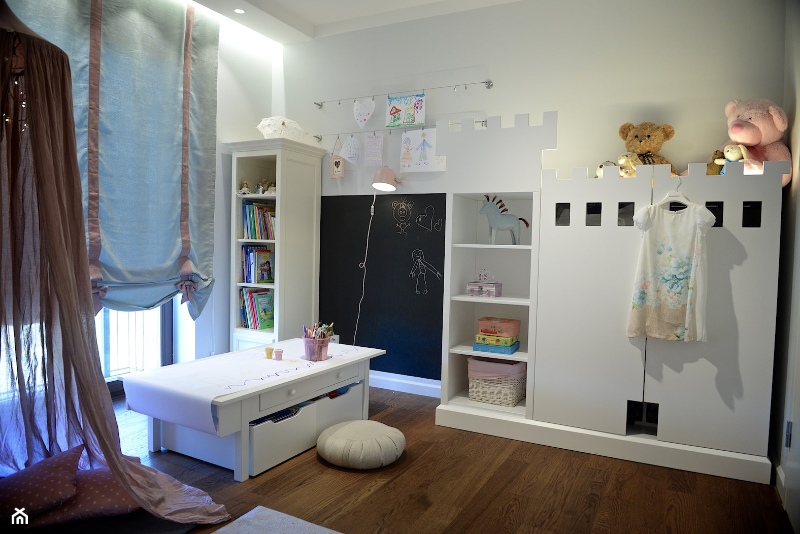 Współczesna księżniczka - Średni biały pokój dziecka dla dziecka dla nastolatka dla chłopca dla dziewczynki - zdjęcie od Projektownia MJS - Homebook