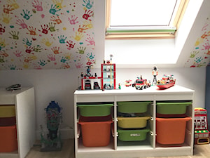 Dom w Mysiadle - Mały biały czarny pokój dziecka dla dziecka dla chłopca dla dziewczynki - zdjęcie od Projektownia MJS