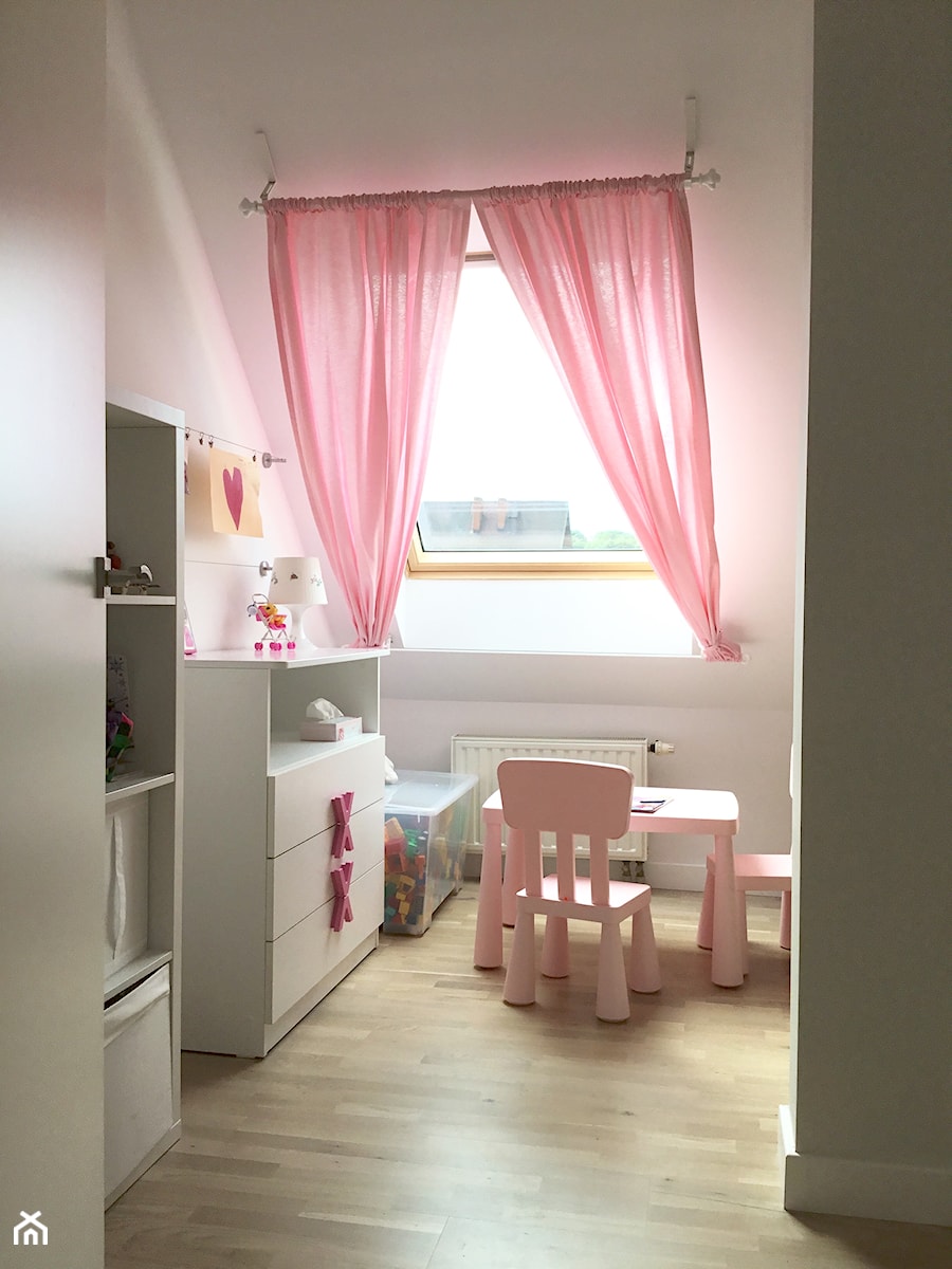 Dom w Mysiadle - Średni różowy pokój dziecka dla dziecka dla dziewczynki - zdjęcie od Projektownia MJS