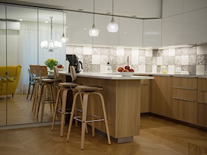 Mieszkanie na Szczęśliwicach - Średnia otwarta z salonem z kamiennym blatem biała szara kuchnia w kształcie litery u - zdjęcie od Projektownia MJS