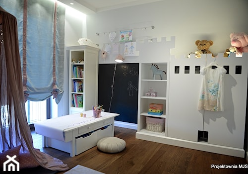 Średni biały czarny pokój dziecka dla dziecka dla nastolatka dla chłopca dla dziewczynki - zdjęcie od Projektownia MJS