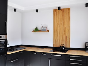 czarna kuchnia z drewnianymi blatami - zdjęcie od Necessary Design