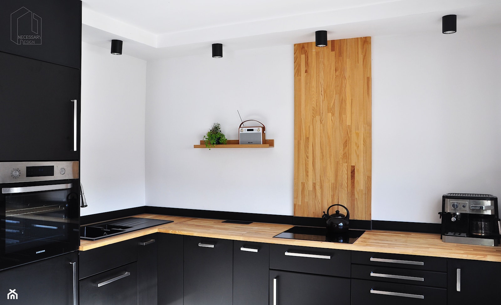 czarna kuchnia z drewnianymi blatami - zdjęcie od Necessary Design - Homebook