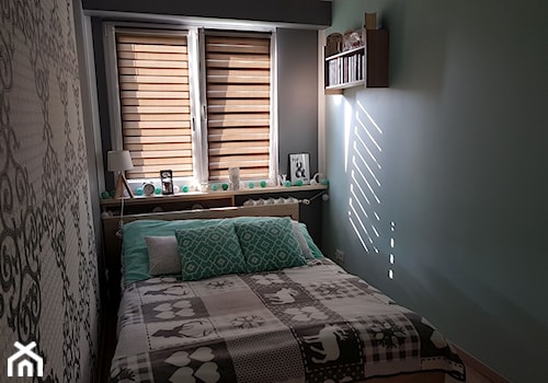 Mieszkanie w wielkiej płycie - spełnione marzenie - Mała szara sypialnia, styl skandynawski - zdjęcie od Natalia Greń 2