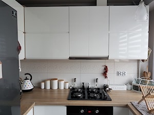 Mieszkanie w wielkiej płycie - spełnione marzenie - Mała zamknięta biała z zabudowaną lodówką z lodówką wolnostojącą kuchnia w kształcie litery u, styl skandynawski - zdjęcie od Natalia Greń 2