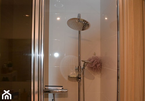 Mieszkanie w wielkiej płycie - spełnione marzenie - Mała na poddaszu bez okna łazienka, styl skandynawski - zdjęcie od Natalia Greń 2