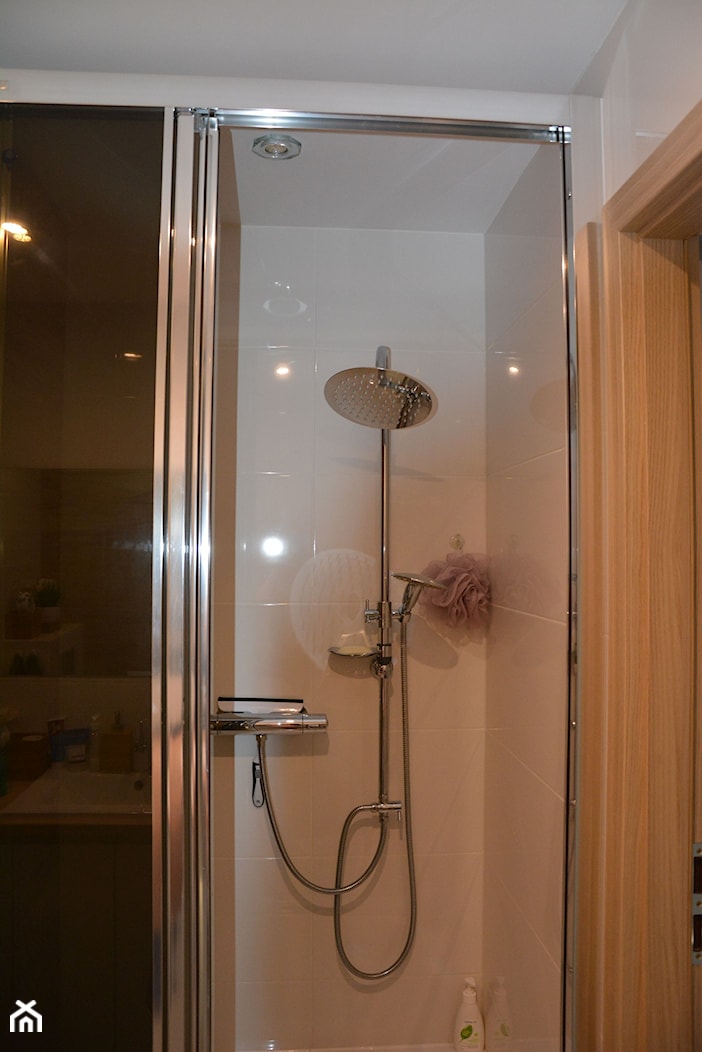Mieszkanie w wielkiej płycie - spełnione marzenie - Mała na poddaszu bez okna łazienka, styl skandynawski - zdjęcie od Natalia Greń 2 - Homebook