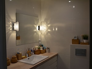 Mieszkanie w wielkiej płycie - spełnione marzenie - Mała bez okna z lustrem z punktowym oświetleniem łazienka, styl skandynawski - zdjęcie od Natalia Greń 2