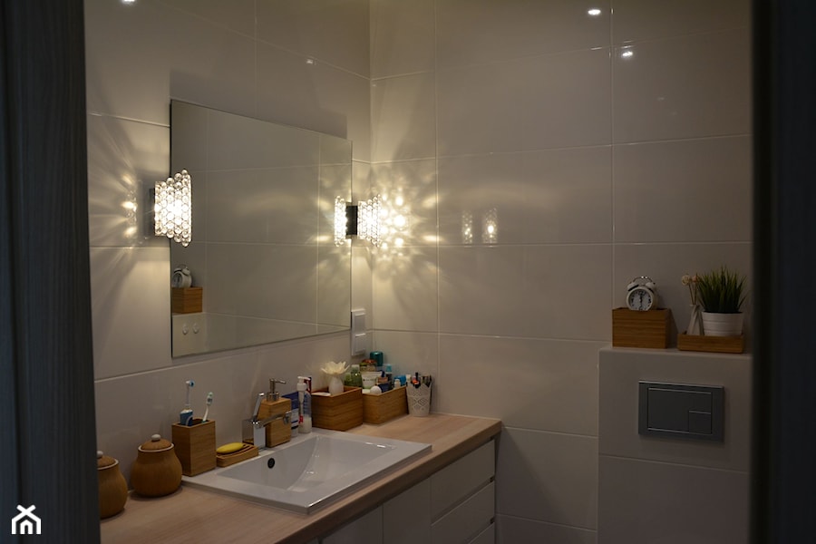 Mieszkanie w wielkiej płycie - spełnione marzenie - Mała bez okna z lustrem z punktowym oświetleniem łazienka, styl skandynawski - zdjęcie od Natalia Greń 2