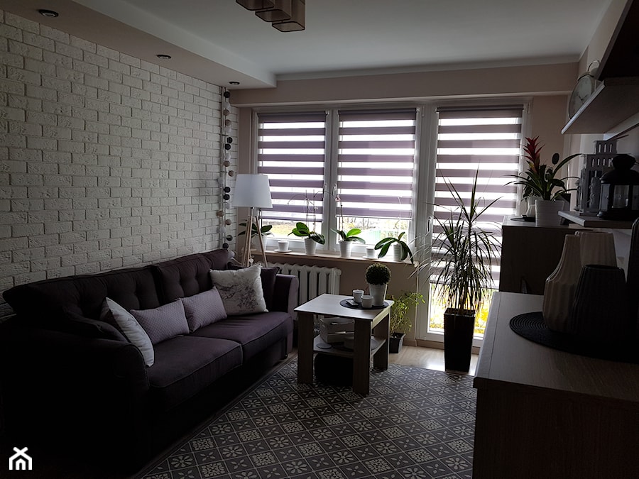 Mieszkanie w wielkiej płycie - spełnione marzenie - Mały beżowy biały salon, styl skandynawski - zdjęcie od Natalia Greń 2