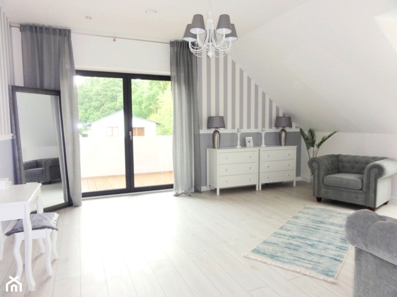 Nowoczesna Stodoła - Duża biała szara sypialnia z balkonem / tarasem, styl glamour - zdjęcie od Ania Fijolek