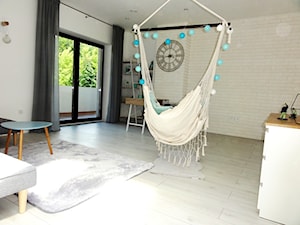 Nowoczesna Stodoła - Duża biała szara z biurkiem sypialnia z balkonem / tarasem, styl skandynawski - zdjęcie od Ania Fijolek