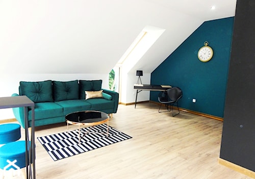 Nowoczesna Stodoła - Duża biała czarna niebieska z biurkiem sypialnia na poddaszu, styl nowoczesny - zdjęcie od Ania Fijolek